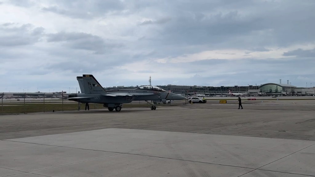 这么多战机安静的停在机场里,世界和平!