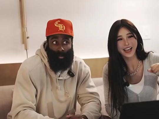 周玲安晒与哈登一起直播组图!