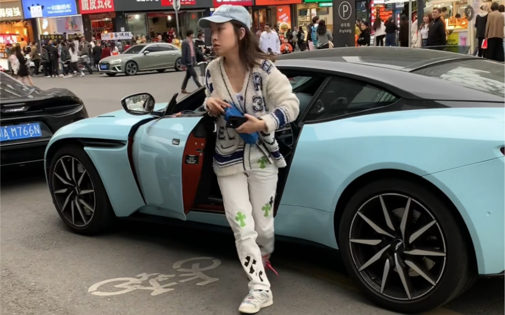 偶遇富家小姐姐开阿斯顿马丁跑车带小少爷逛太古里购物，小姐姐穿得也太潮了吧真好看，有些人一出生就是普通人的终点小姐姐我不想努力了 #街拍豪车 #阿斯顿马丁 #富婆