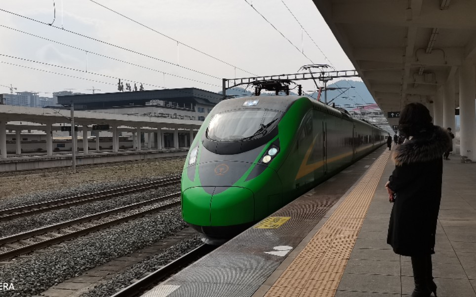 cr200j达速运行在兰渝铁路