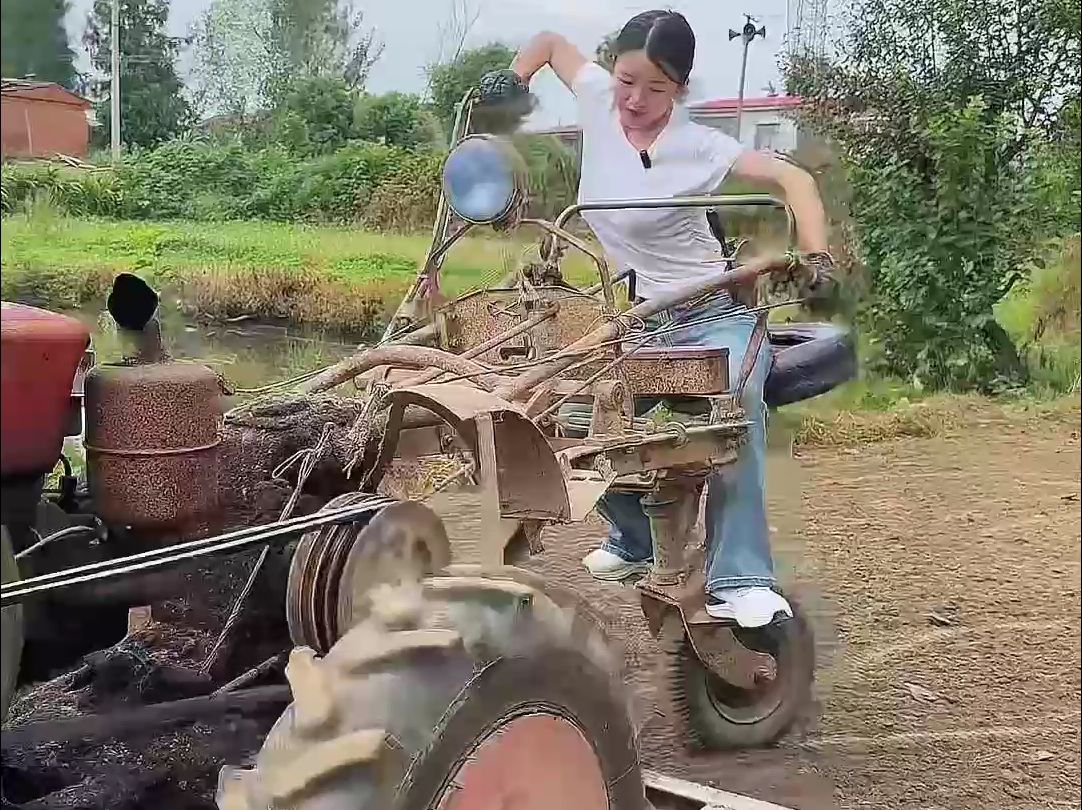 女汉子开手扶拖拉机压稻场,那地是80,90后儿时的游乐园!
