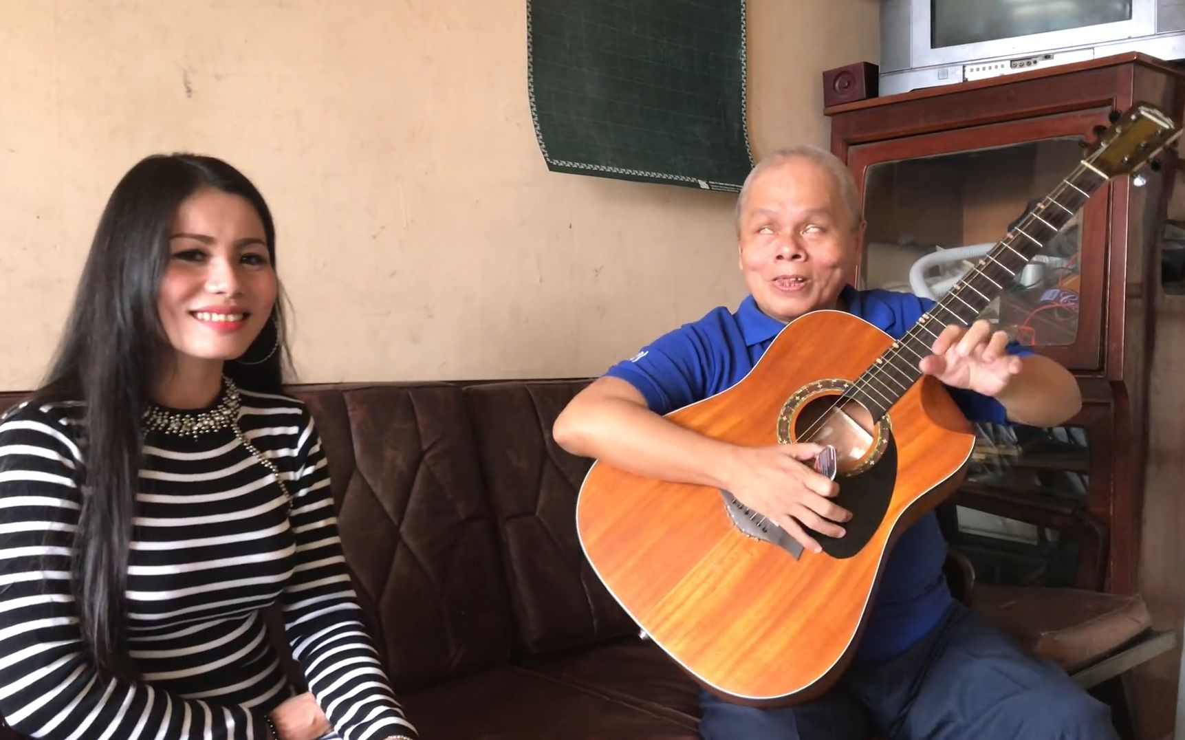 越南盲人老爹灵魂吉他弹奏!希望b站的小伙伴们喜欢_哔哩哔哩_bilibili