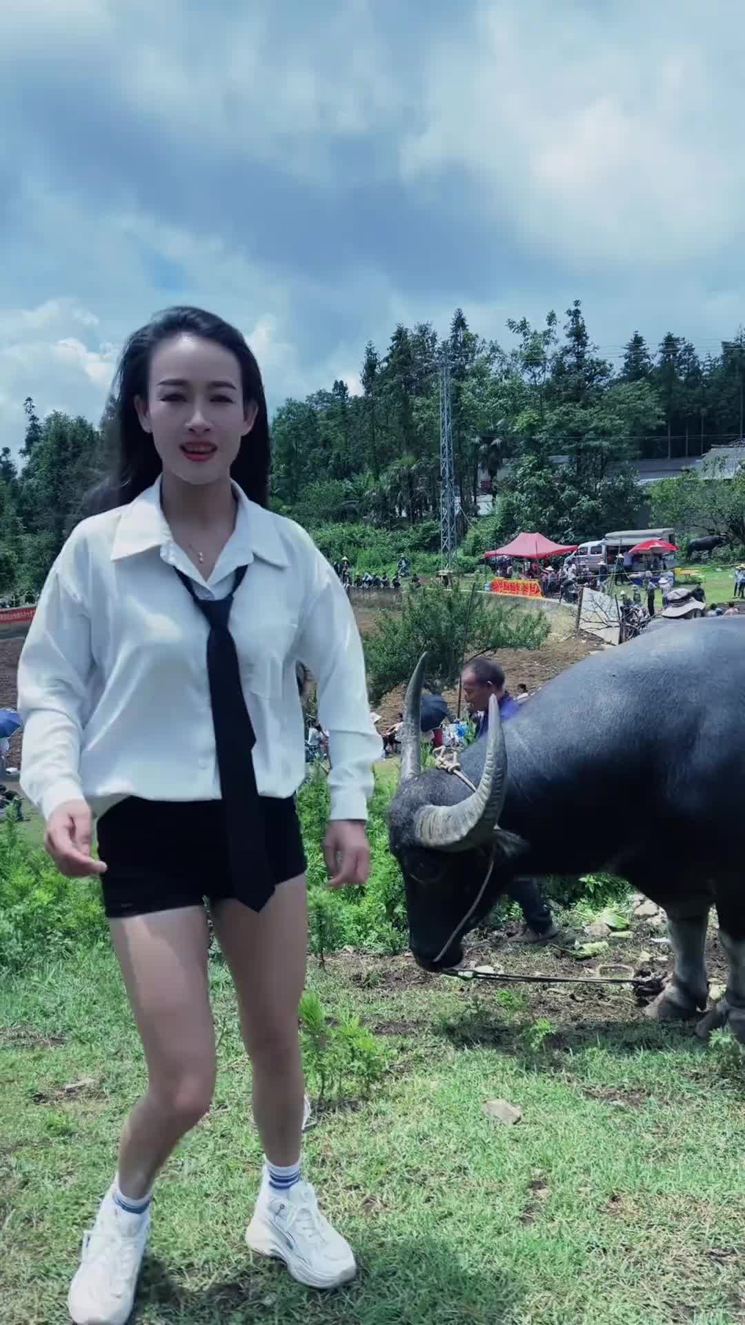 斗牛才艺主播正在斗牛户外唱歌家人们直播间进正在斗牛