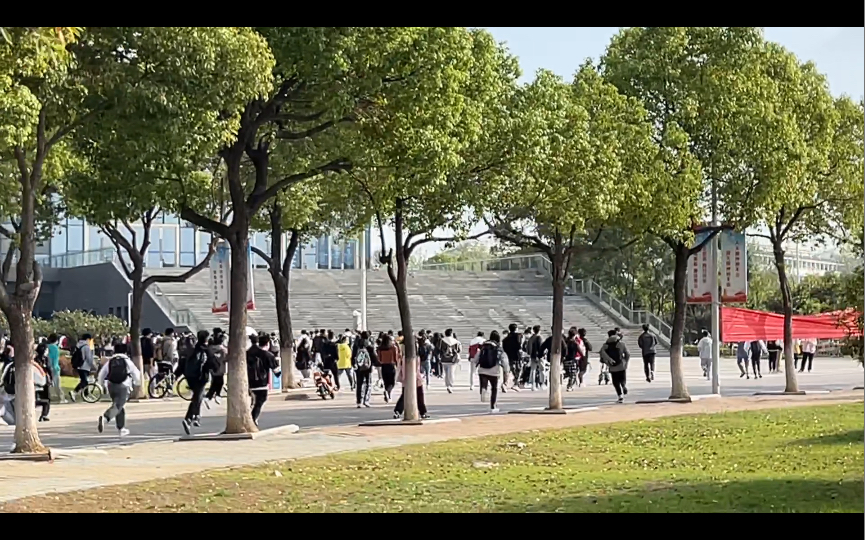 第一视角体验大学生下课做核酸的冲锋