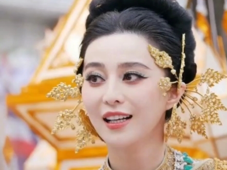 范冰冰泰国泼水节 范冰冰穿传统泰服亮相泰国泼水节活动 坐花车造型