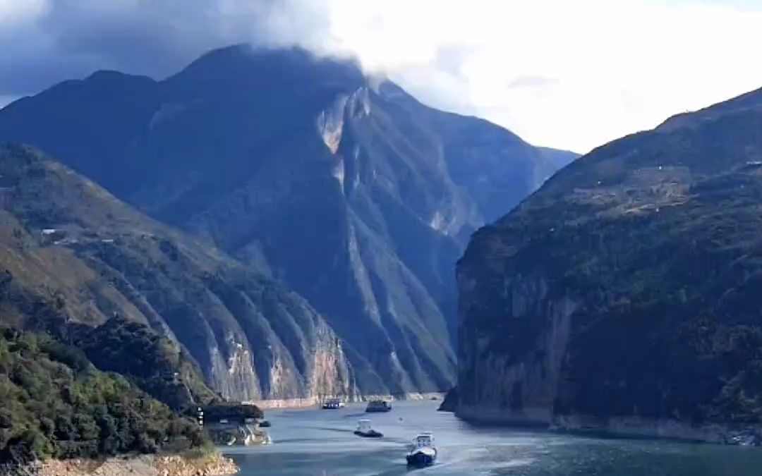 这里是长江三峡第一峡瞿塘峡.是雄冠天下的夔门,是李白诗里的轻舟已过万重山哔哩哔哩bilibili