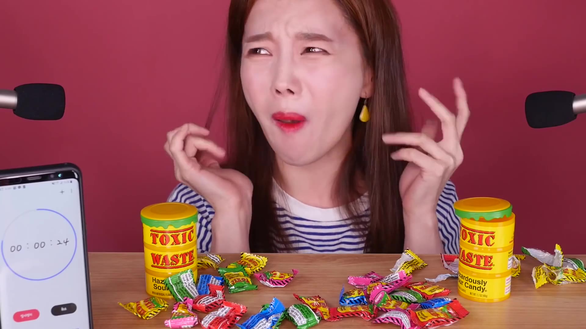 韩国美女试吃世界上最酸的糖果,看美女主播品尝最酸的糖果,体验美食的