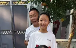 Télécharger la video: 几个小朋友挑战抢妈妈的金手镯，大家猜猜最后哪个小朋友能抢到？