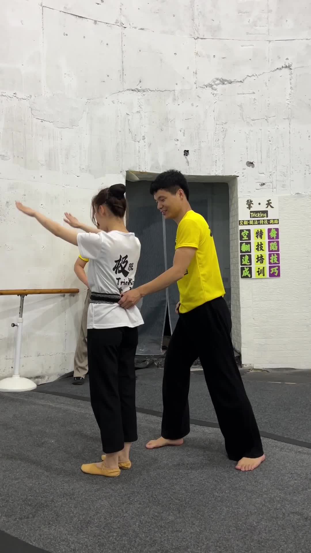 合肥舞蹈艺考女生空翻教学后手翻保护