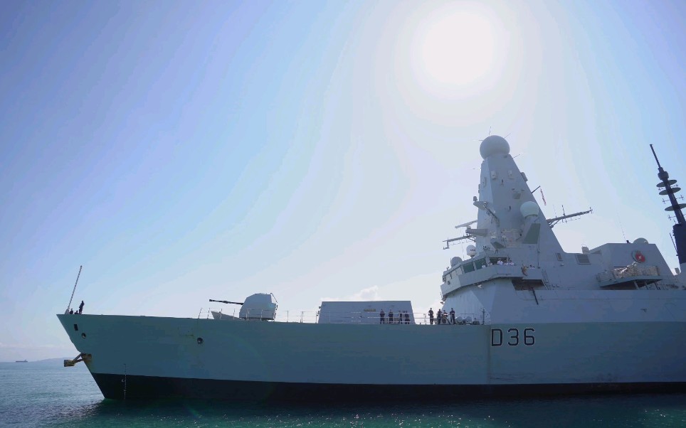 hms defender号驱逐舰抵达格鲁吉亚巴统