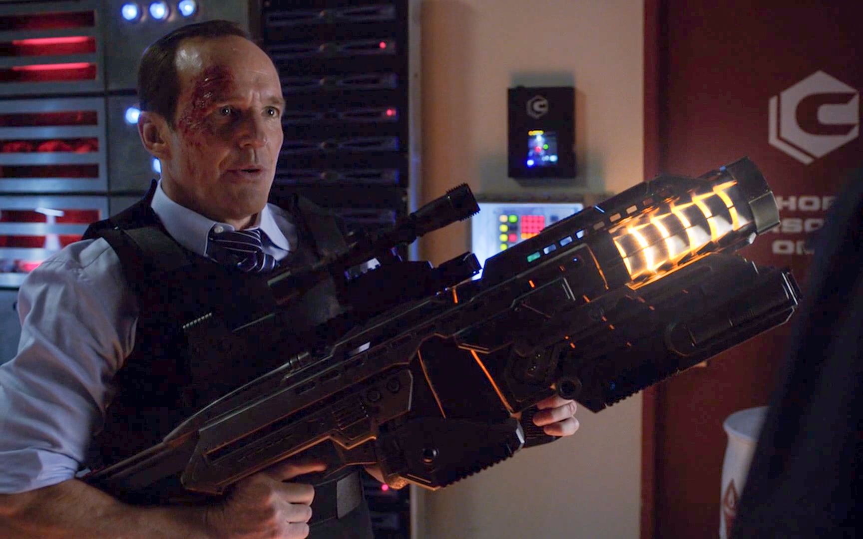 终结的开始,弗瑞局长出场,赠送新型武器给科尔森,秒杀全场