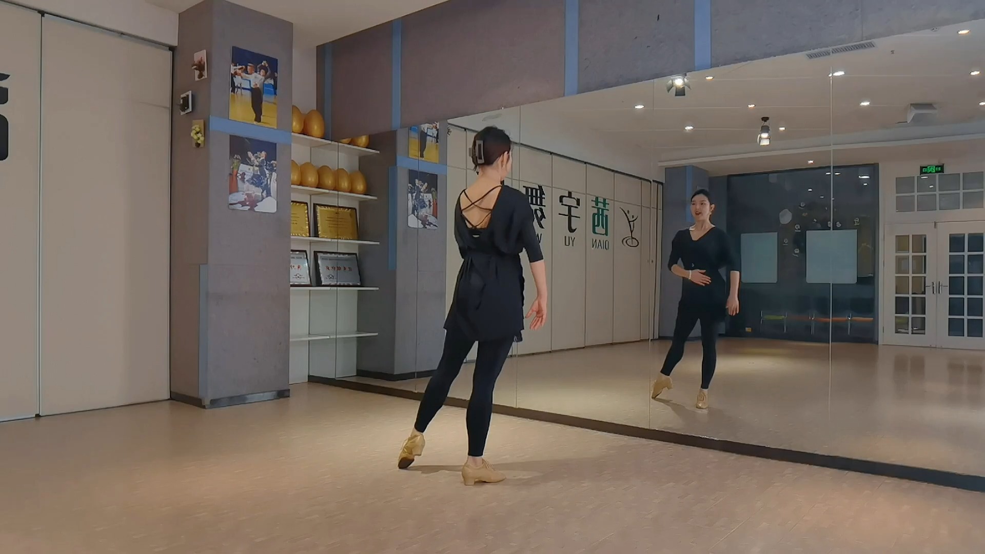 16_拉丁舞比练基本功---伦巴基本步-伦巴前进后退基本步-Elady-blbl-Elady-blbl-哔哩哔哩视频