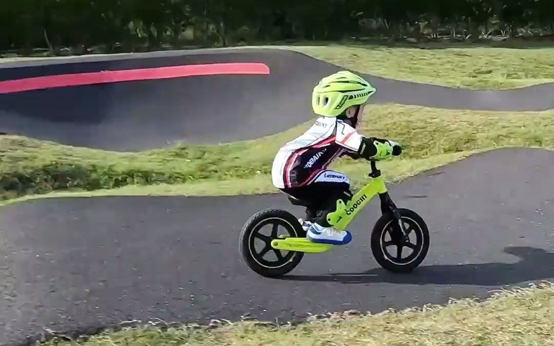 两岁半的宝宝平衡车骑行有多厉害儿童平衡车酷骑平衡车童车礼物儿童