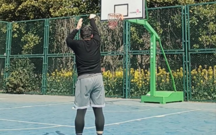 【高弧线三分中投&急停撤步】连中三分 压腕手型持续强化&辅助手的