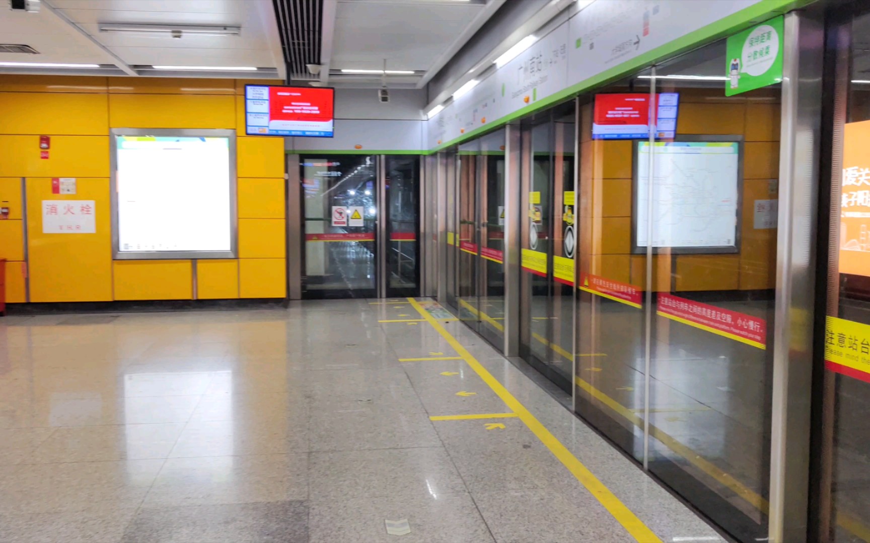 【广州地铁】7号线广州南站大学城南方向首辆夜间专车进站