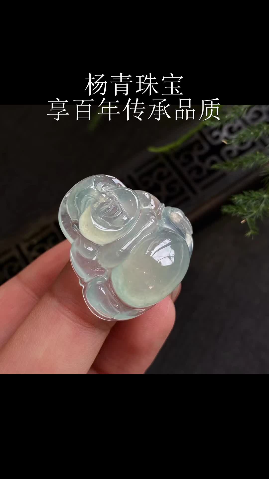 翡翠佛公,寓意着祥瑞与和平.让你的生活事业顺风顺水,财运亨通