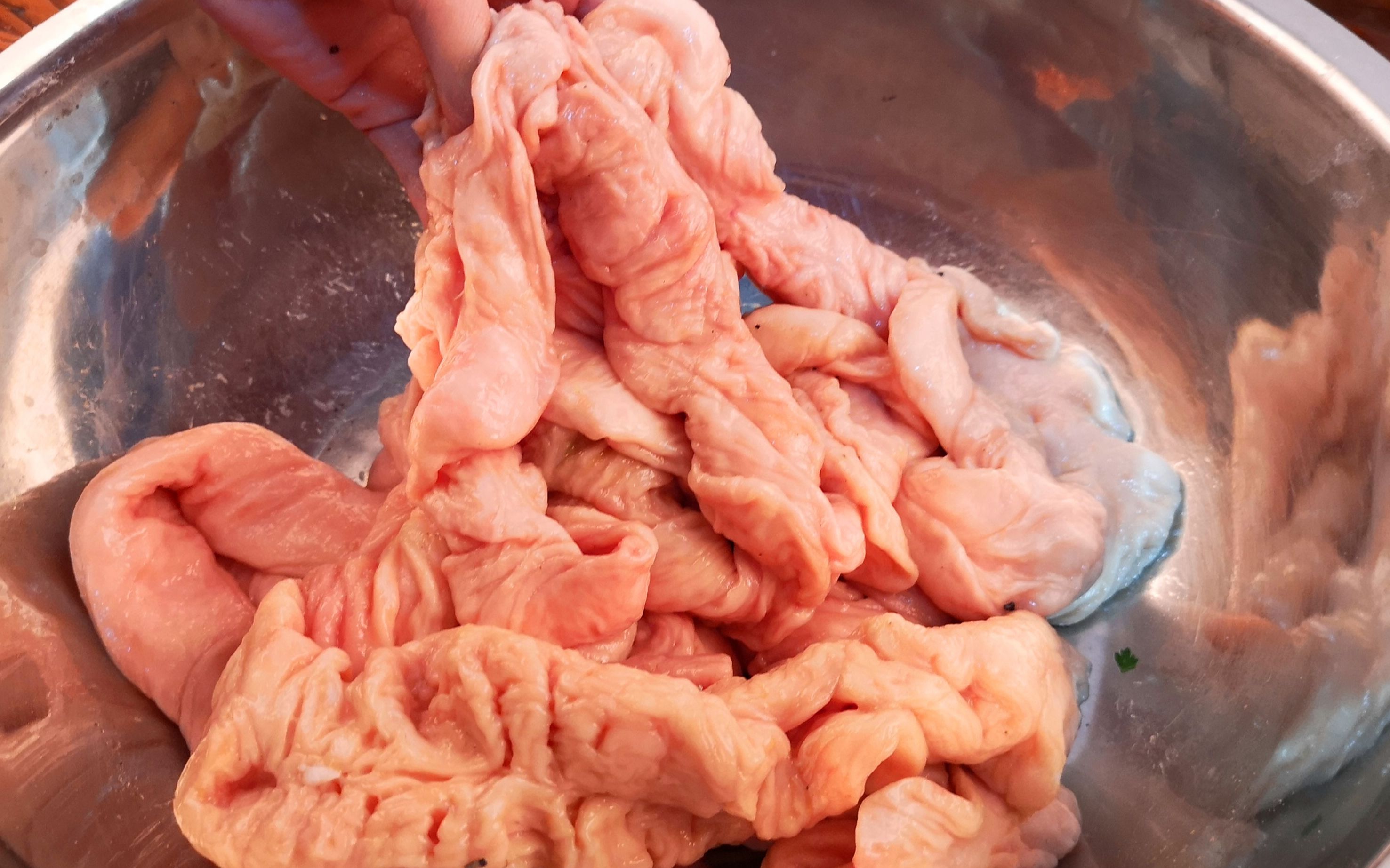 清洗猪大肠时,有人加盐,有人加碱,大厨:都不对!教你正确做法_哔哩哔哩