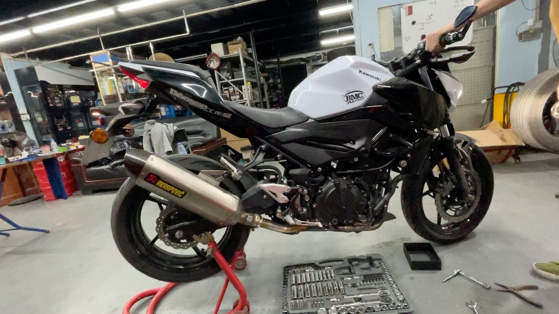 川崎400 kawasaki z400全段天蝎钛合金排气喷火实验