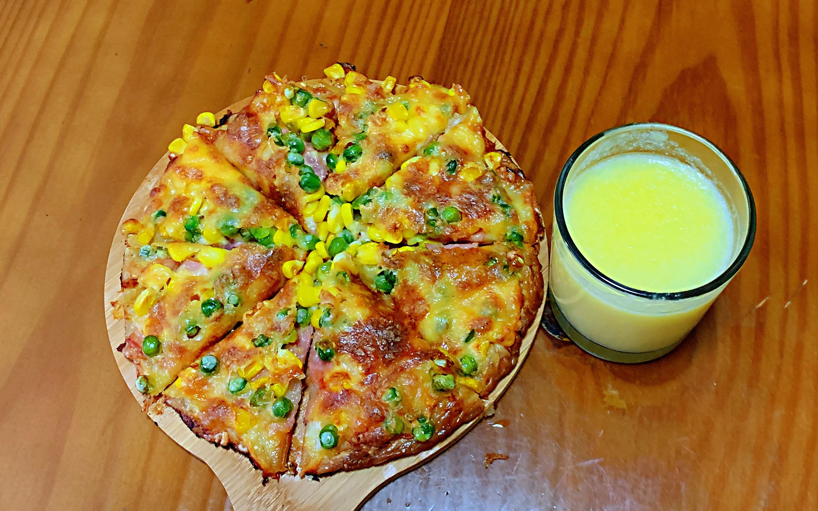 记录出租屋里一个人的晚饭,家庭版披萨,香浓玉米汁,健康又营养