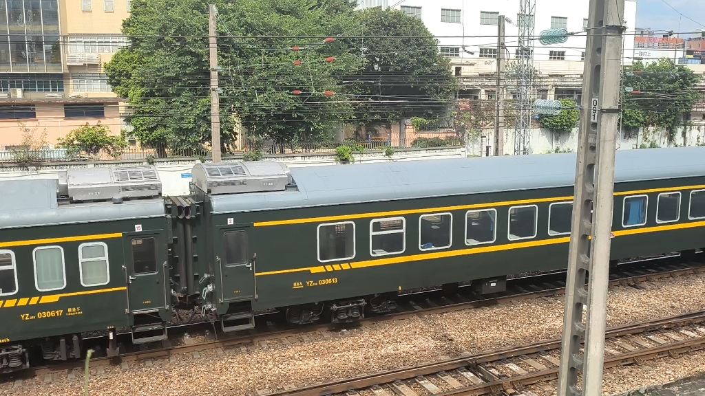 调机推25型,25g,25bg混编车底(车型和水牌都是混的)进广州站