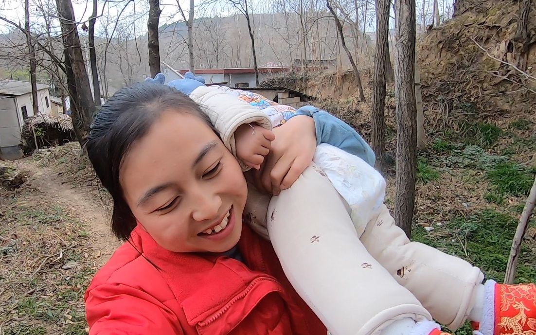 团团带小七月去找外婆,扛孩子翻几座山,农村女汉子不是白叫的