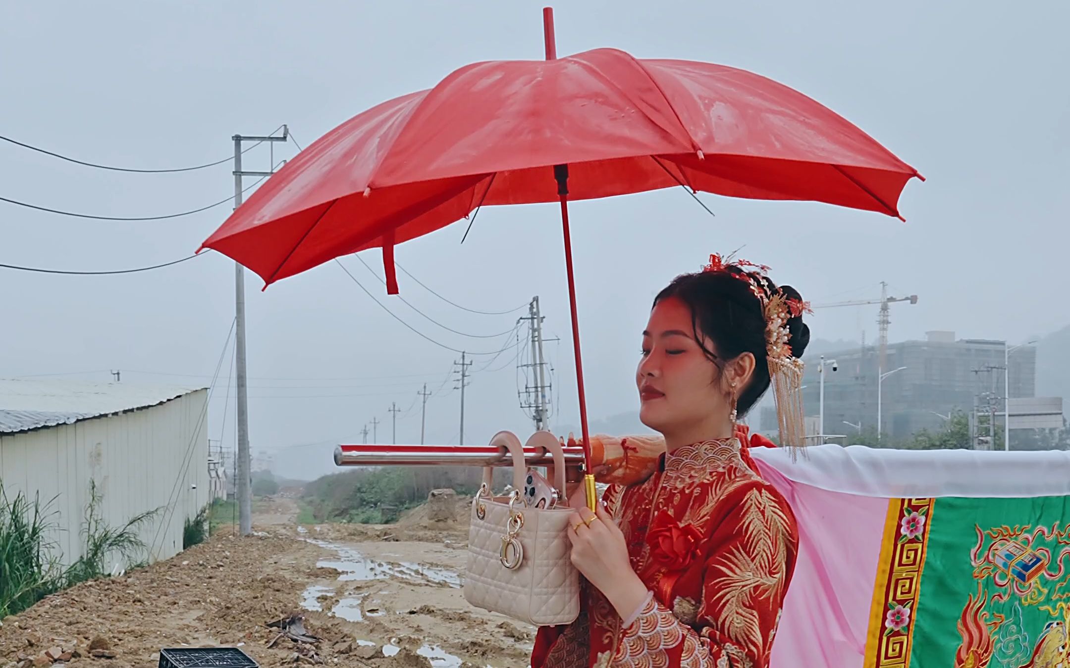 潮汕美女雨中扛標旗!