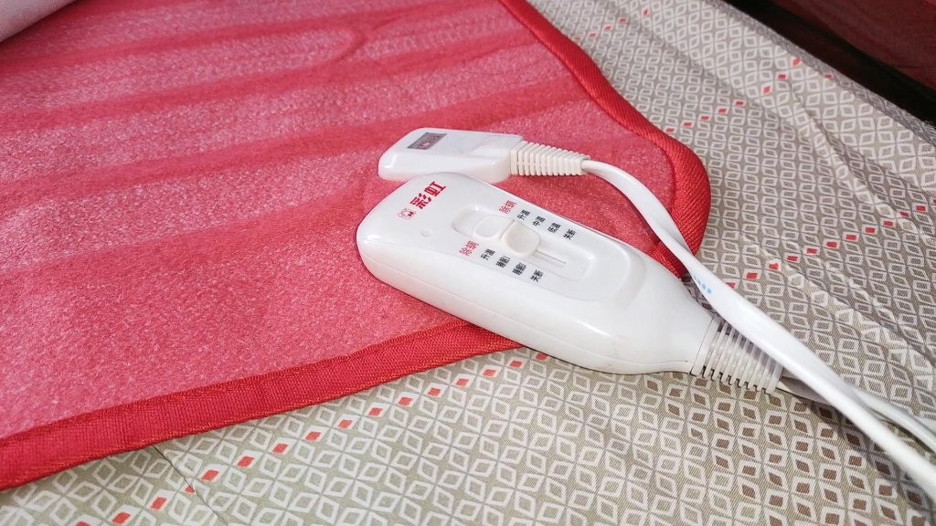 您家里还在用电热毯吗?好多人不懂其中的危险,再忙也要看看