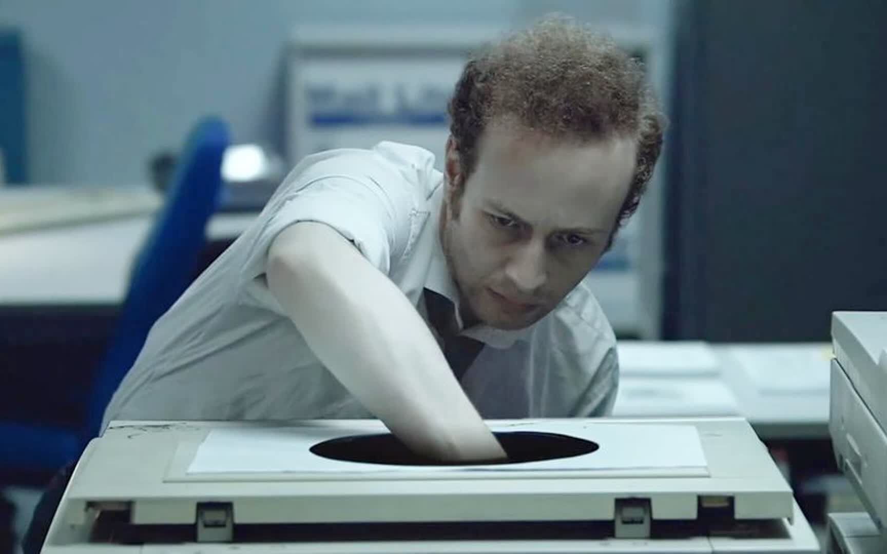 一部豆瓣8.1的戛纳获奖短片《黑洞》,两分钟将人性阴暗展露无遗