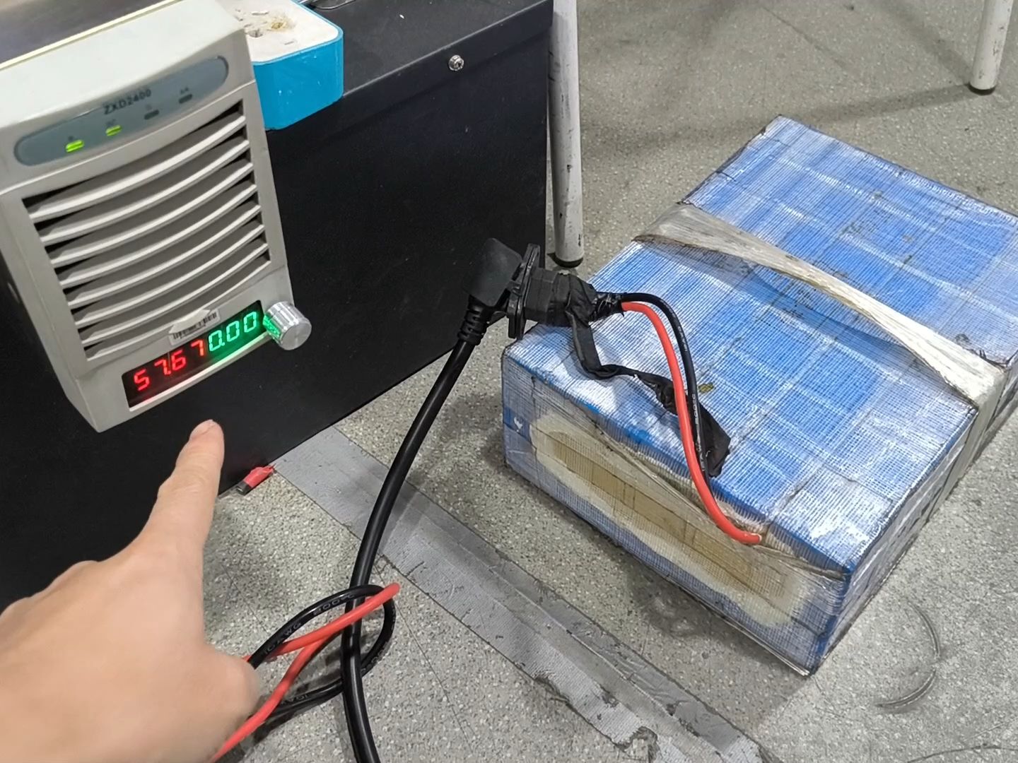 圆柱电芯漏液你见过吗?维修一组48v18ah磷酸铁锂电池