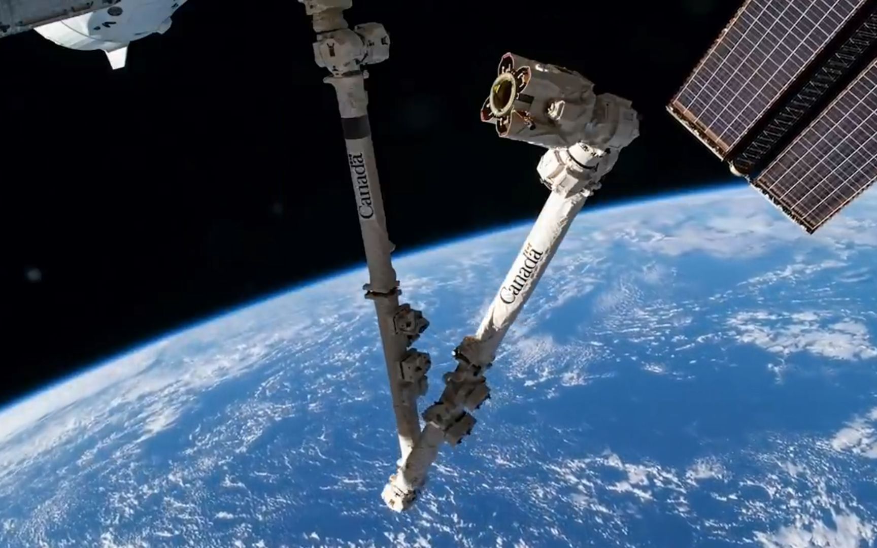 国际空间站机械臂被轨道碎片击中!