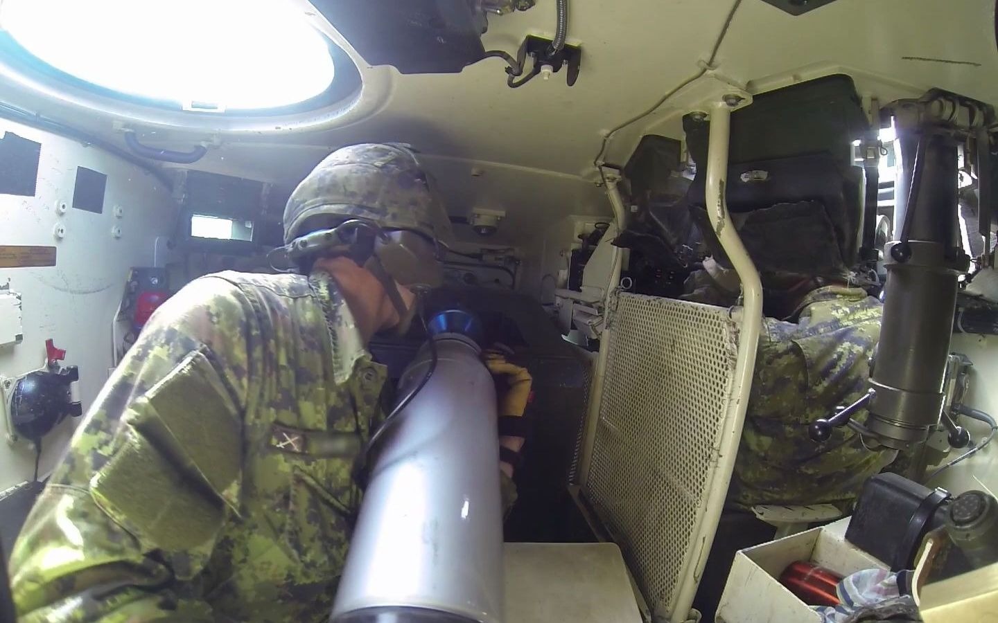 豹2a4内部装填手画面