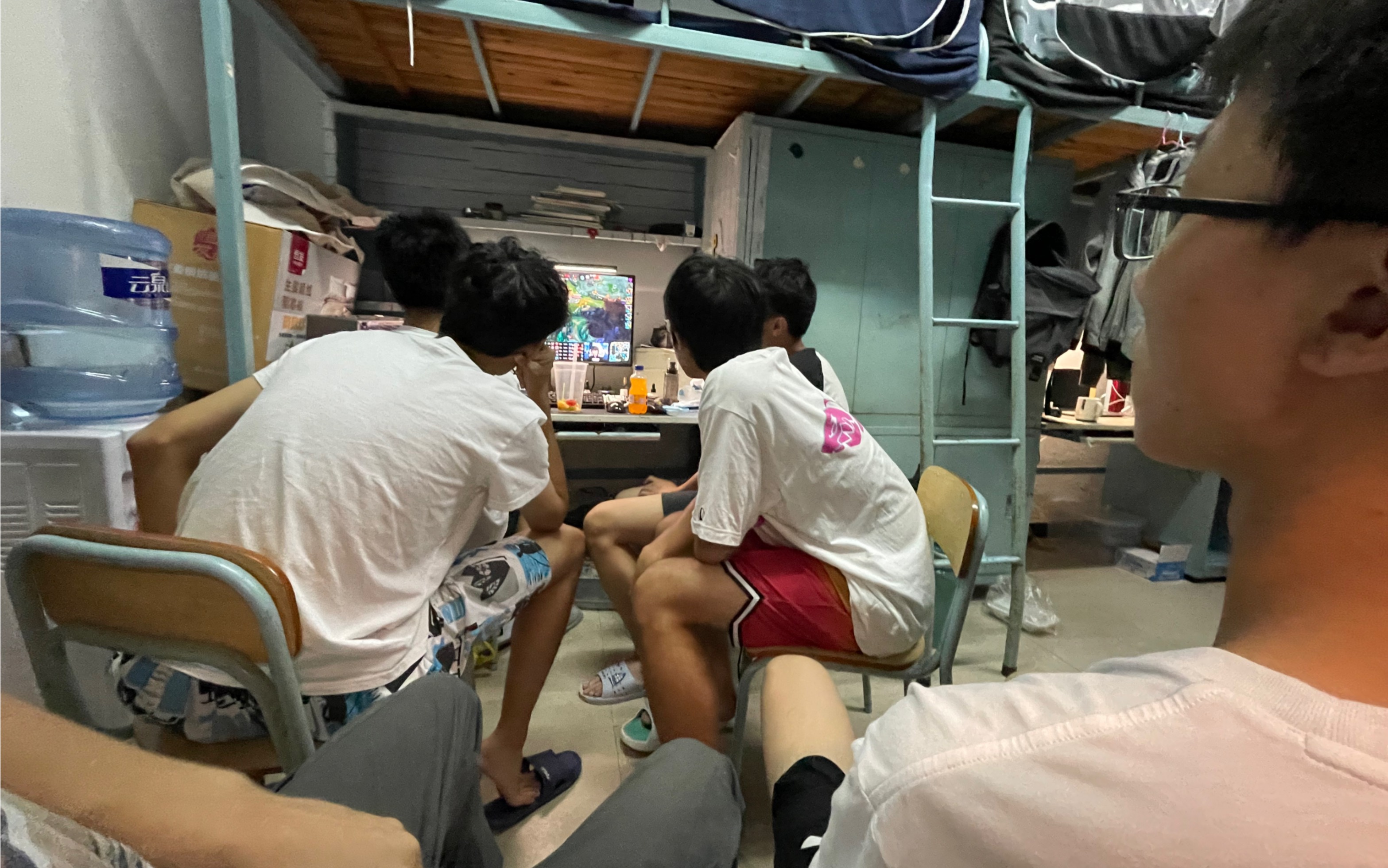 edg夺冠瞬间广外宿舍实录