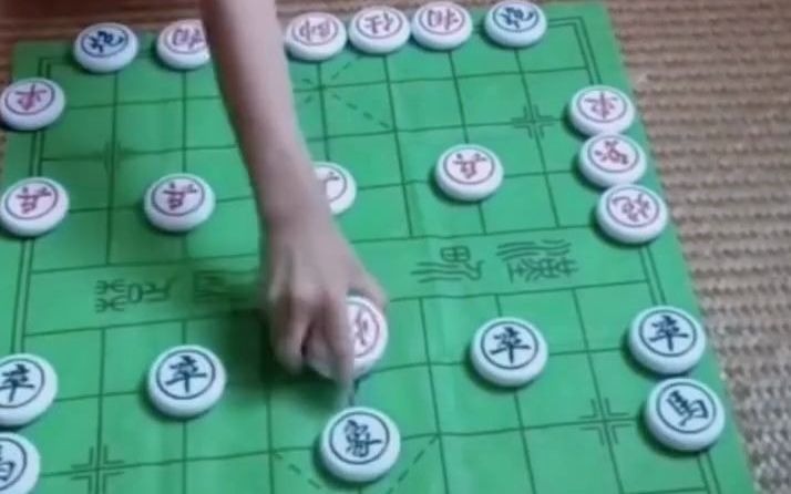 [图]小孩下子象棋，简直绝了