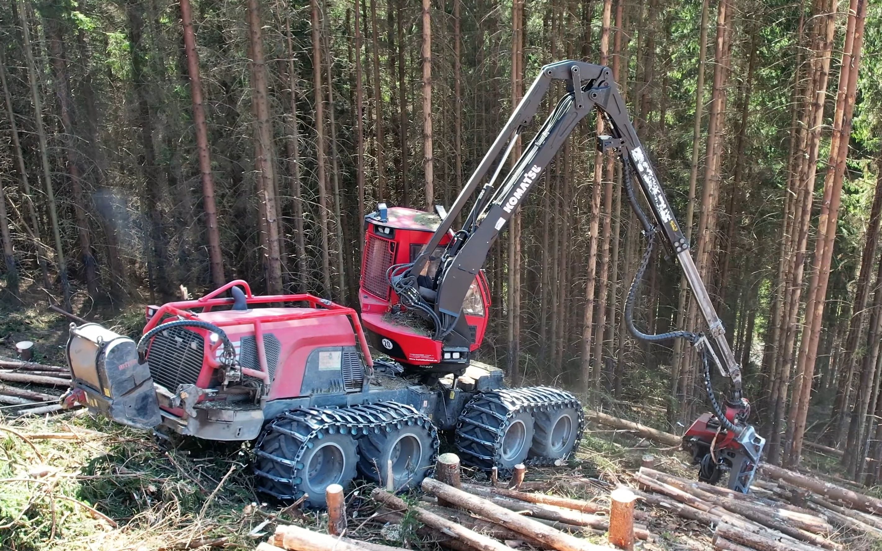 小松931xc轮式采伐机半坡作业4k