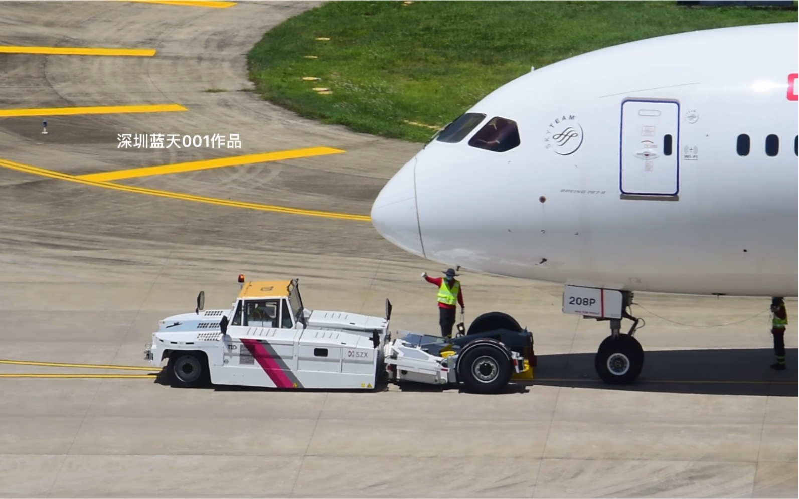 东航波音787-9飞机由抱轮车推出及起飞情景.