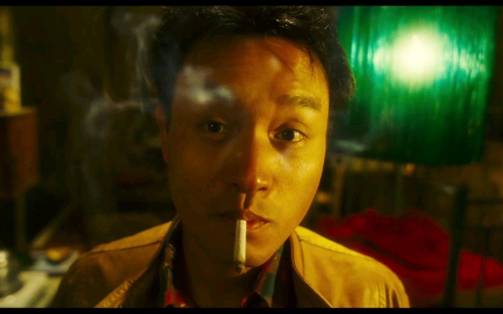 王家卫镜头里的烟雾:故事情节的催化剂