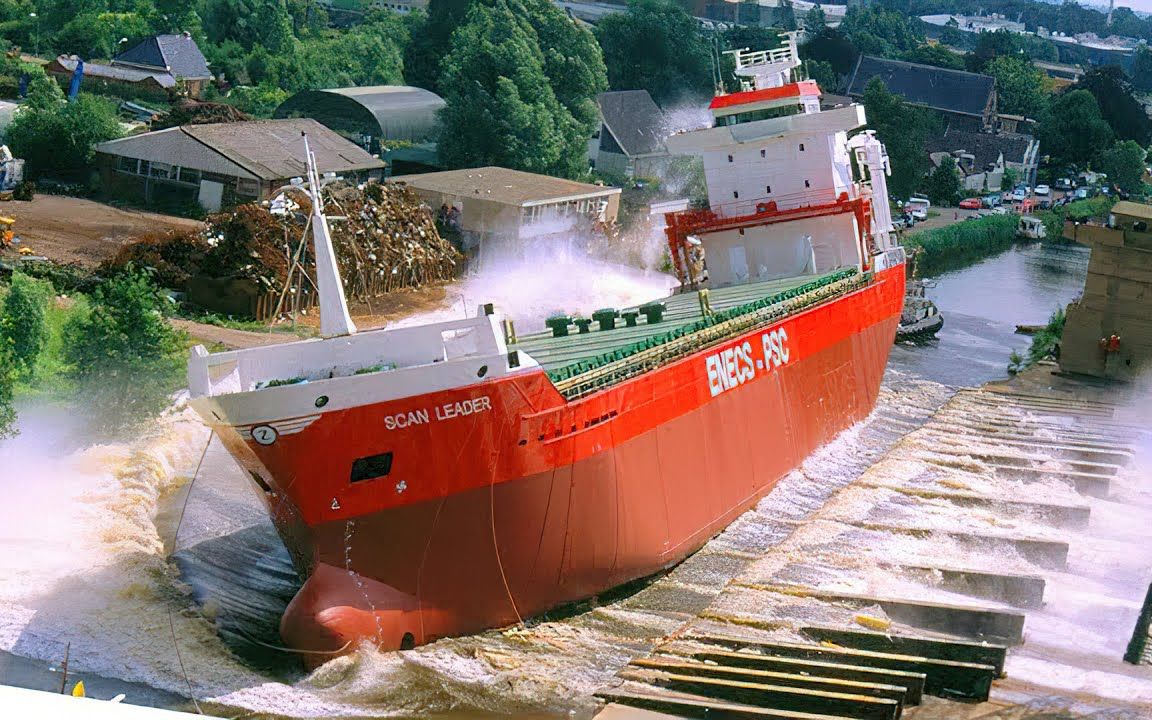 危险又壮观!船舶的下水场景合集!