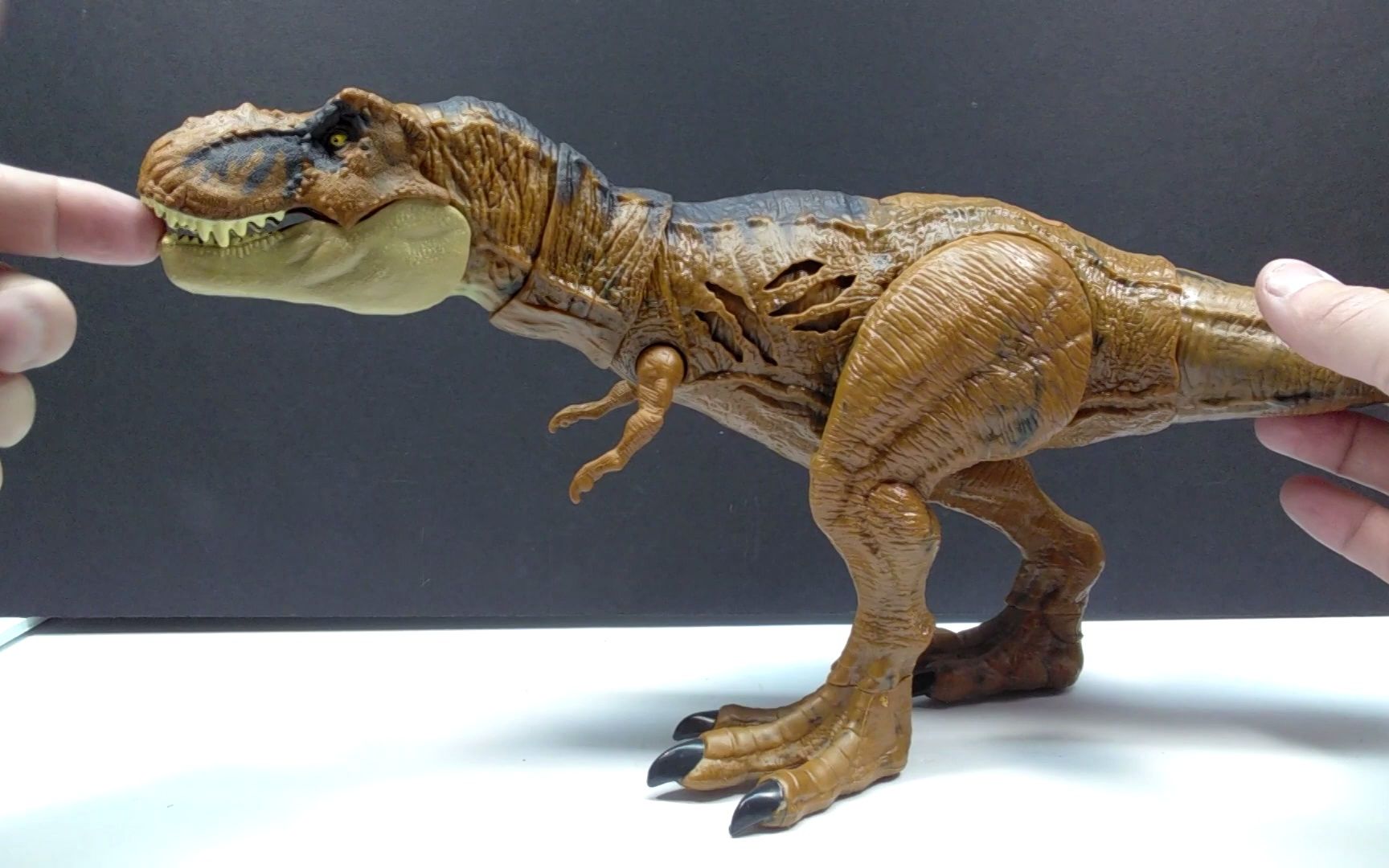 (转载)2022 美泰侏罗纪世界统治 负伤霸王龙_哔哩哔哩_bilibili