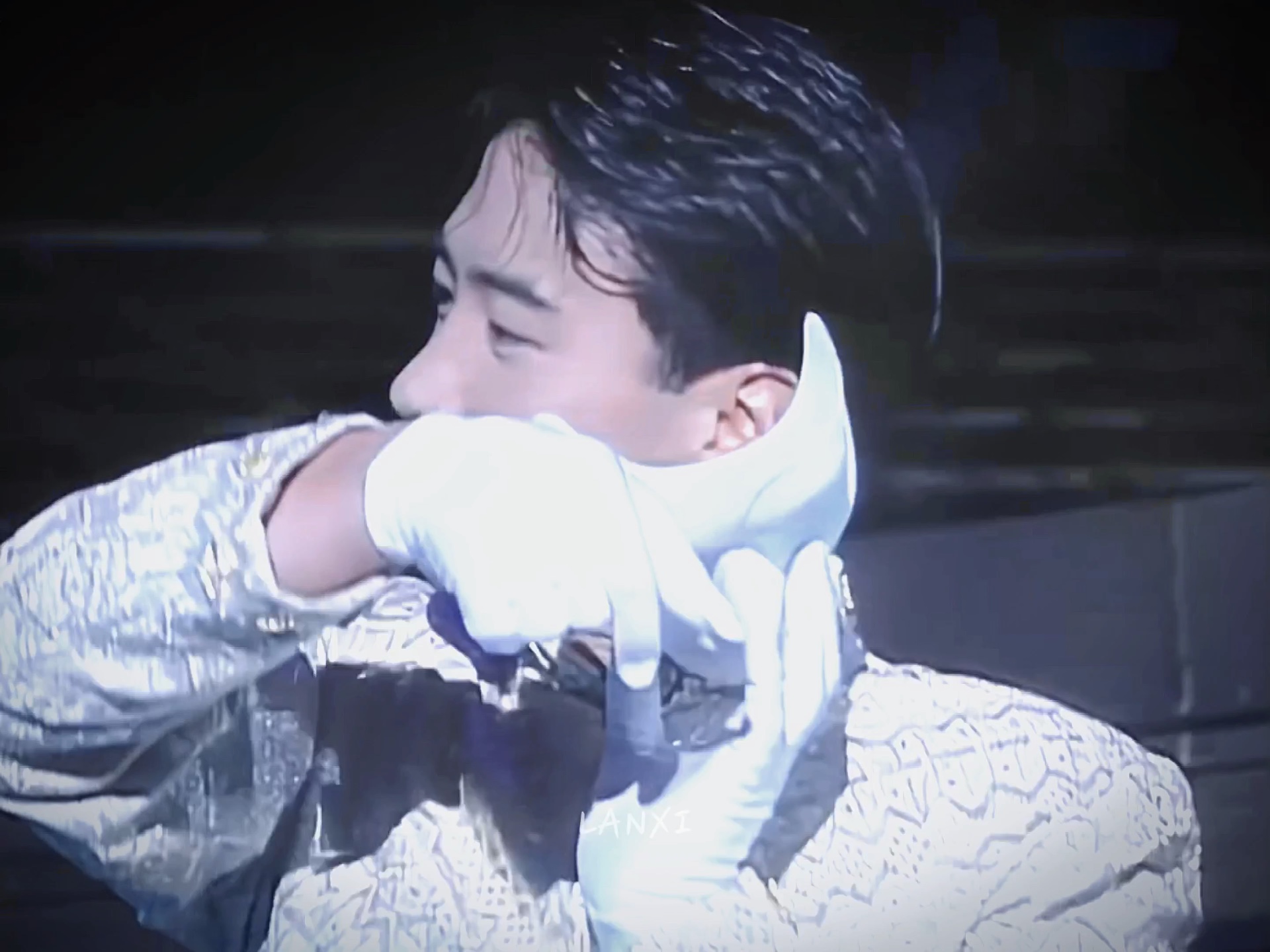 "1995年,黎明摘面具名场面.