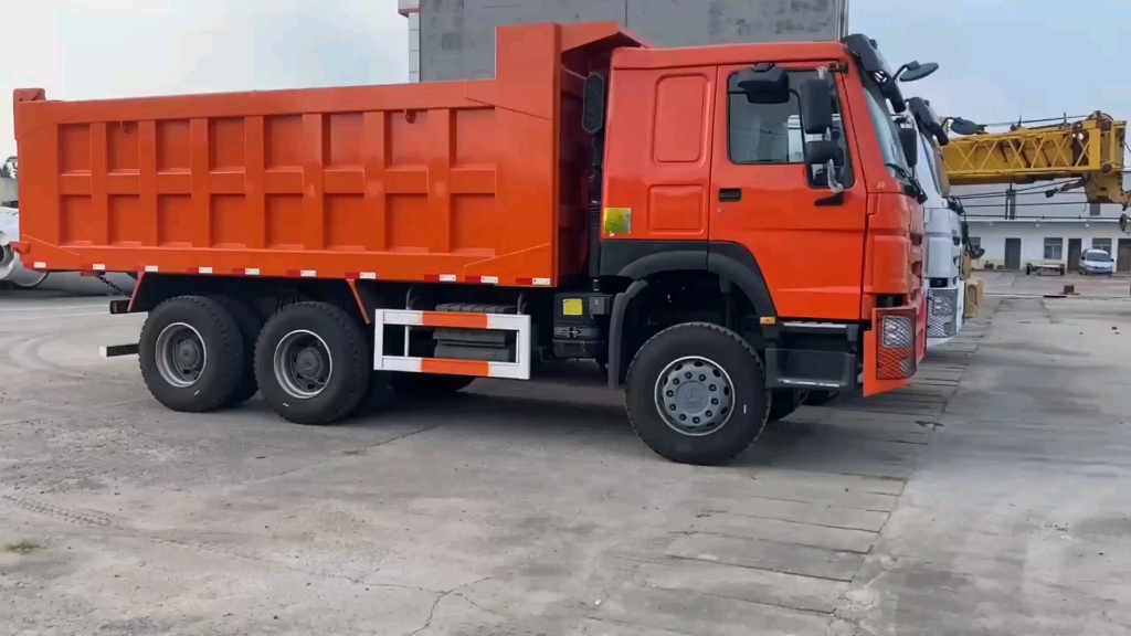 中国重汽豪沃后八轮翻斗车出口自卸车牵引车搅拌车