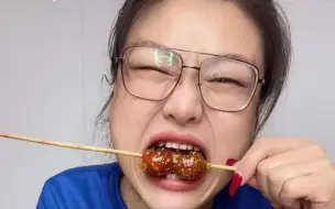 Download Video: 【三大爷】今日菜单:6袋拌面/6个韭菜馅饼＋胡辣汤/桃酥泡奶 酥饼 甜点/6个玉米饼＋胡辣汤/2个大猪蹄子/3串冰糖葫芦/蘑菇汤泡饭/10根烤肠＋5个煎蛋