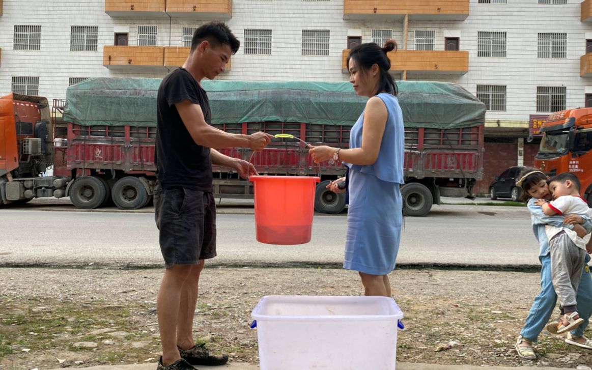 小莫镇上摆地摊卖鱼,巧遇老同学全部高价买光,几条鱼赚三百块哔哩哔哩bilibili