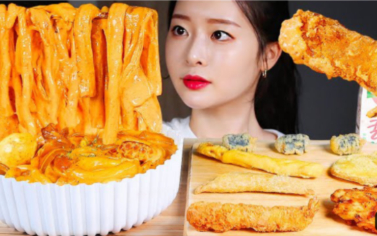 【中文字幕】韩国美食博主 爆辣火鸡味奶油炒年糕&炸薯条|流口水系列