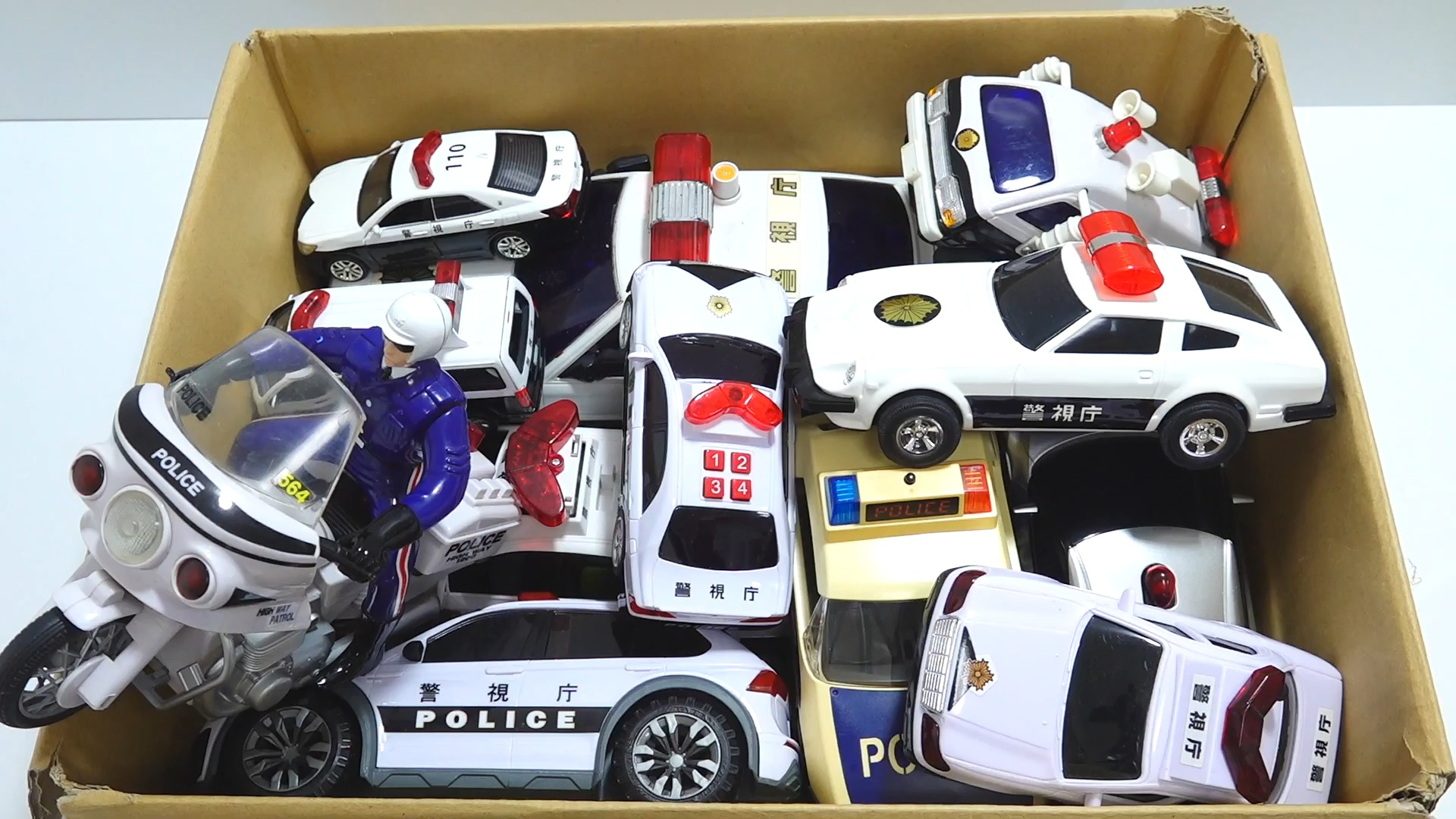 警笛,警笛,警笛和小型汽车行驶