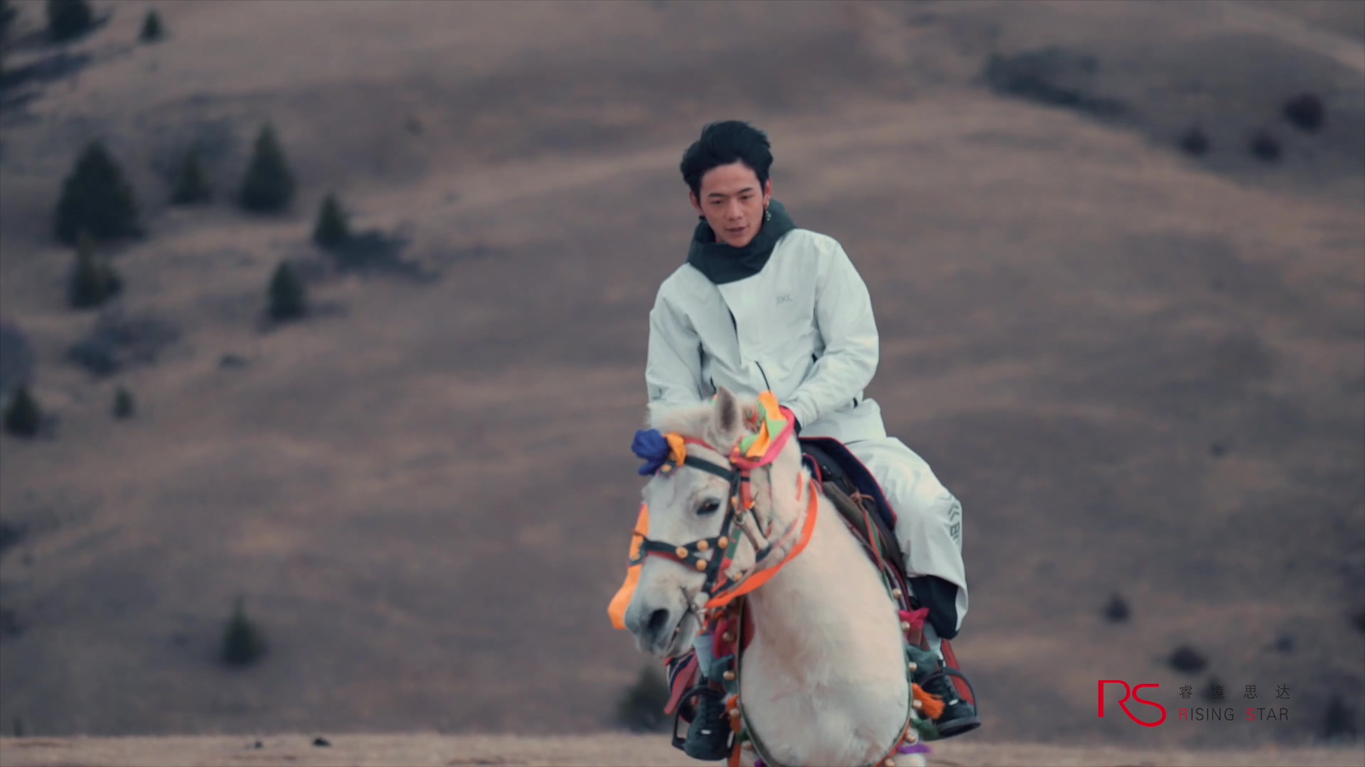 雪山下的白马少年丁真