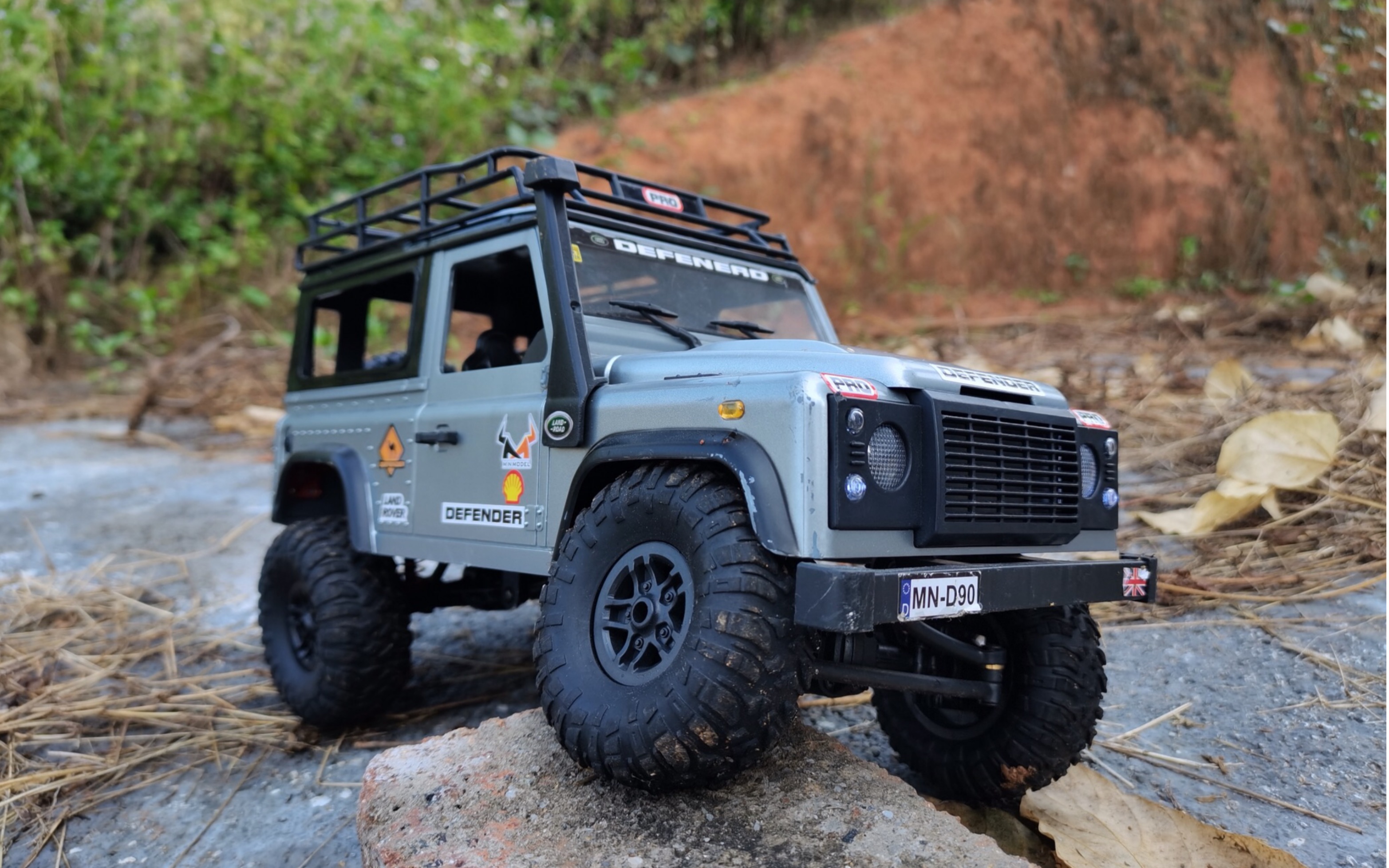 莽牛攀爬车mn-99s简单小穿越