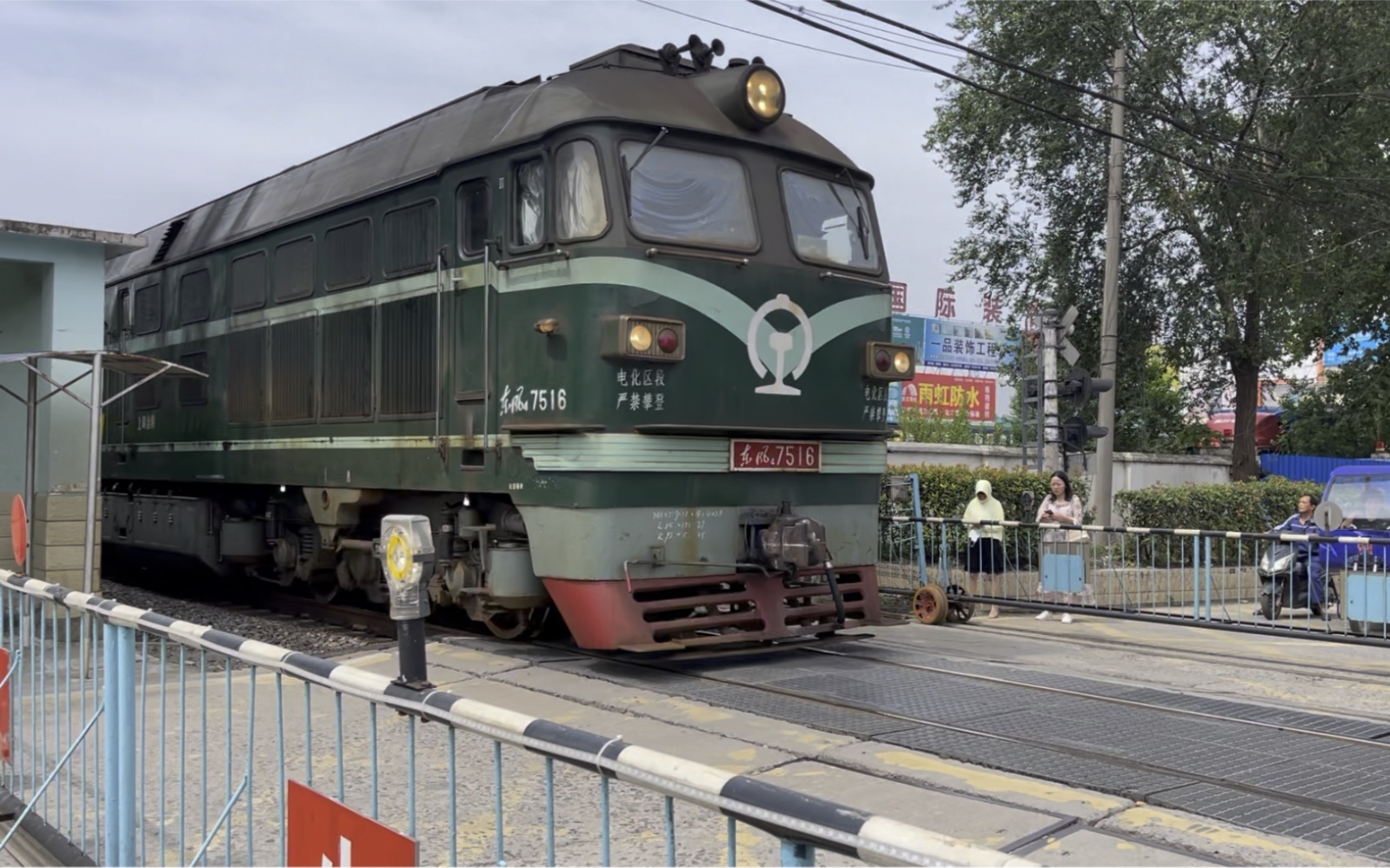 df4b牵引货列上行通过宁芜铁路马鞍山三台路道口