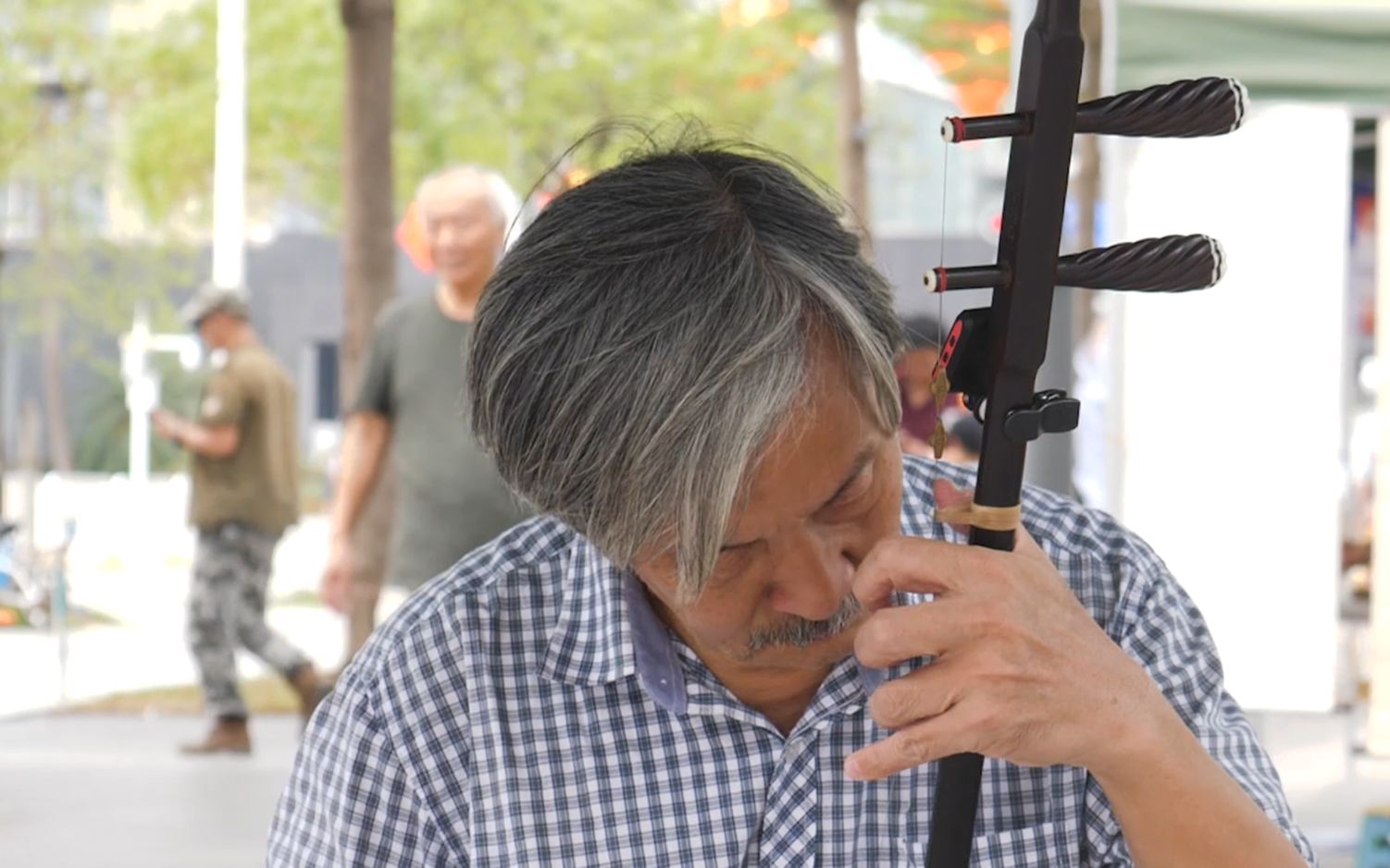 二胡爱江山更爱美人二胡拉的很厉害的大爷又来了一首爱江山更爱美人