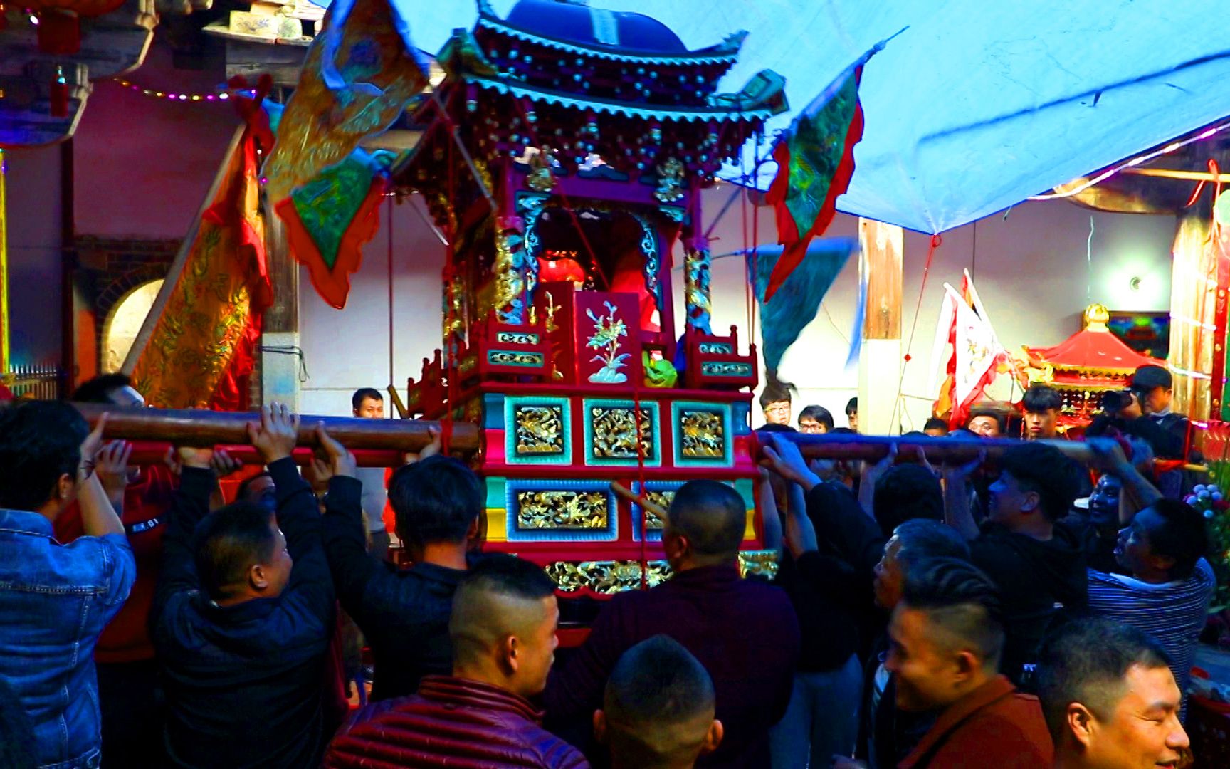 闽台两岸民俗"送王船"抬神轿巡行,万人随香朝拜场面震撼