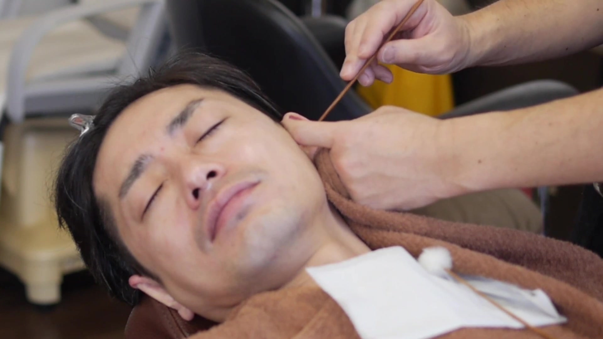 日本理发店的采耳服务【戴耳机,30%音量】